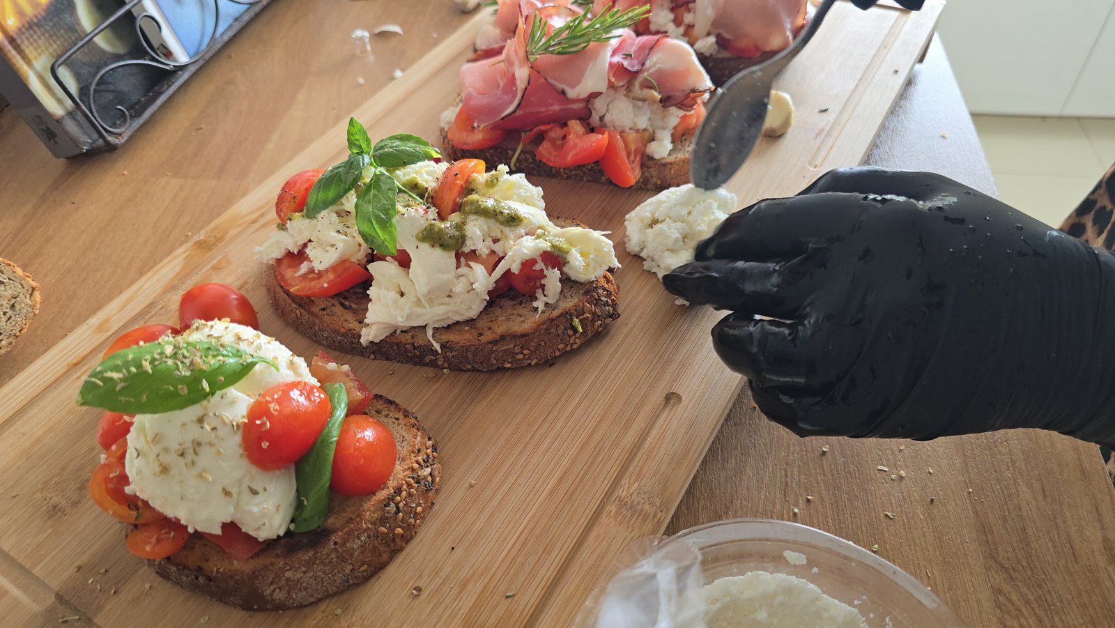 Bruschetta con pomodoro, mozzarella e basilico, cucina italiana tradizionale