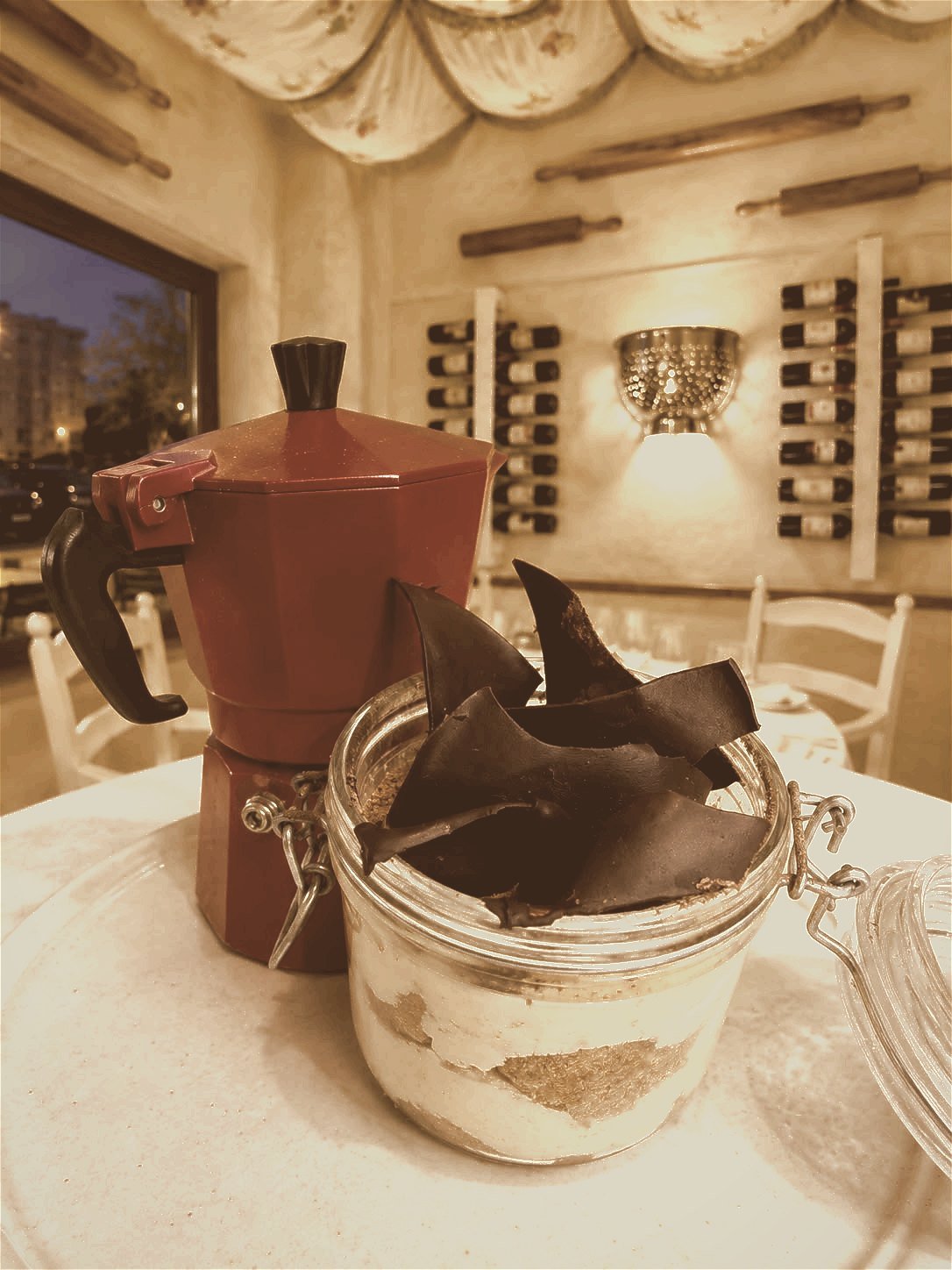 La caffettiera sul tavolo